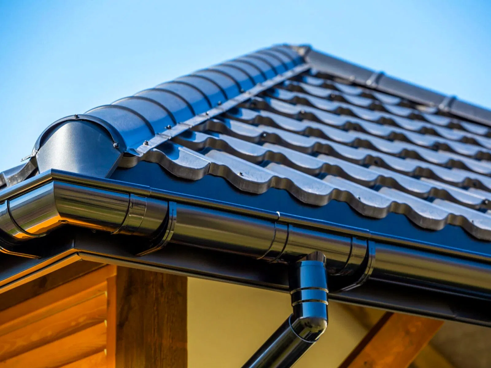 Metal roof edge with new gutter